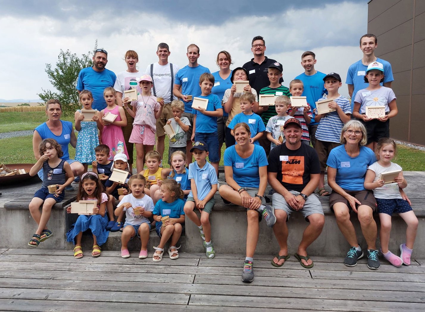 Gruppenfoto von Kindern und Mitarbeiter:innen der Tischlerei