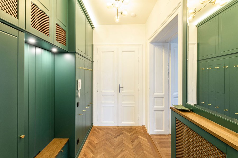 © Wolfgang Stecher/grapple.at Vorzimmer in einem Altbau in grün mit Sitzbank, Spiegel und Garderobe