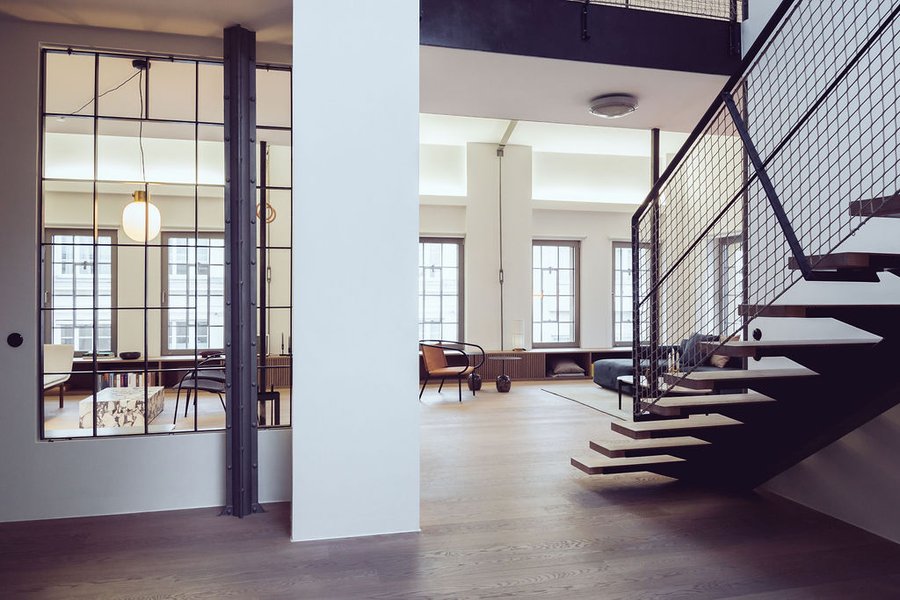 Wohnzimmer mit Stiegenaufgang in die Galerie