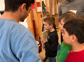 Kinder beim Arbeiten mit Holz Handwerklicher Besuch der Volksschule Hafnerbach