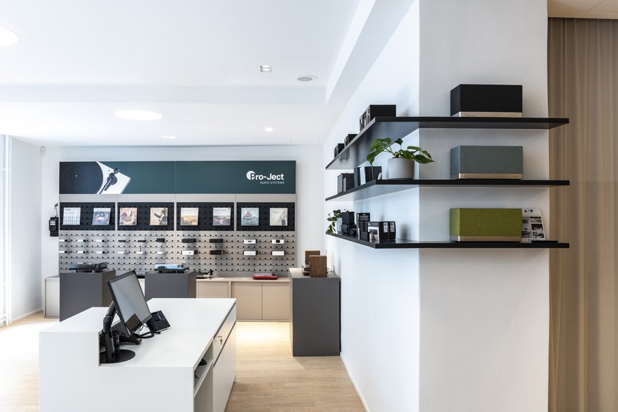 Schauraum des österreichischen HiFi-Herstellers Pro-Ject Audio Systems mit ausgestellten Soundsystemen