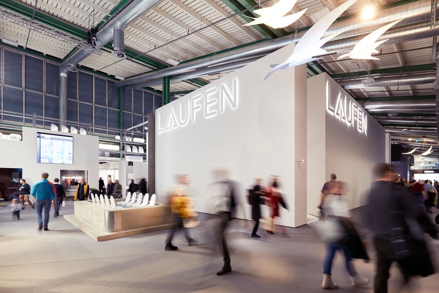 © timo orubolo Messestand von LAUFEN auf Swissbau von außen mit einem kreativen Springbrunnen aus Toiletten davor
