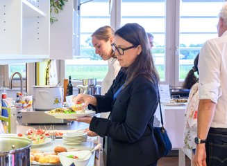 Gast am Buffet Grenzenloser Architektenabend