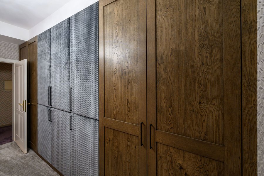 großen Kleiderschrank in der Farbe braun und grau