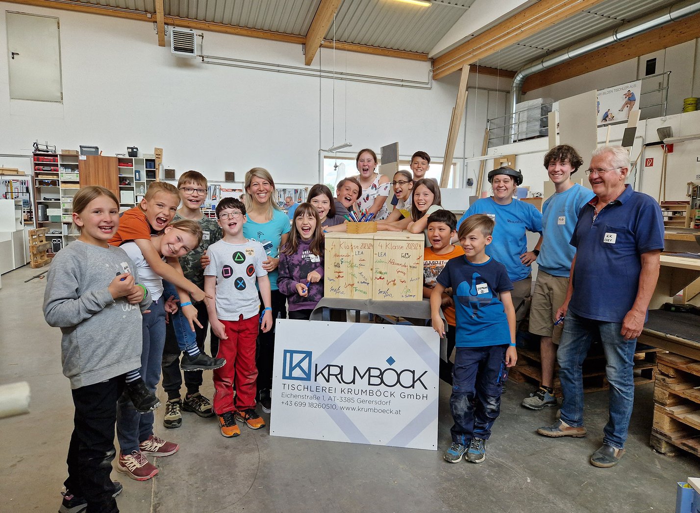 Gruppenfoto der Volksschule mit fertigen Bänken