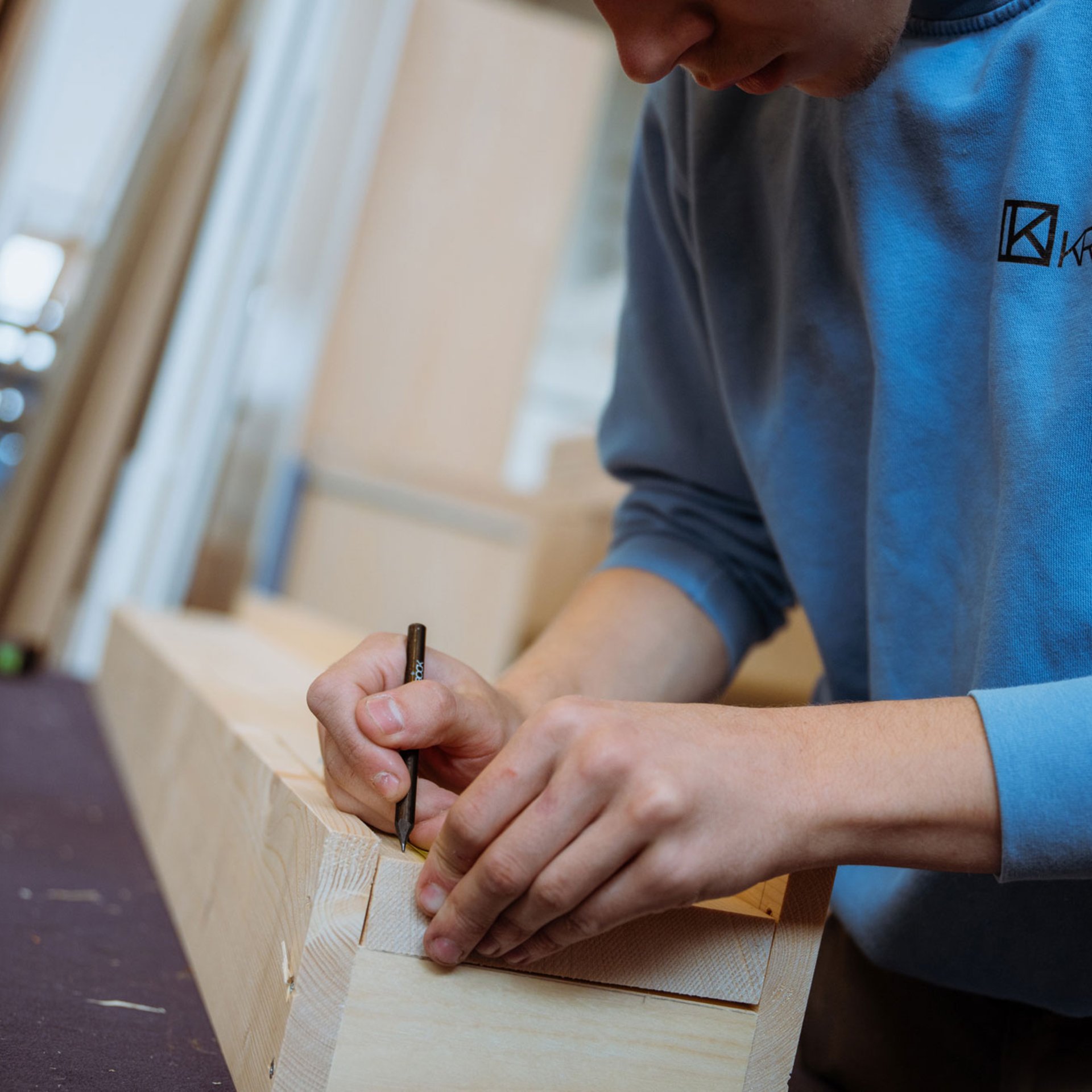 Tischler bearbeitet Holz