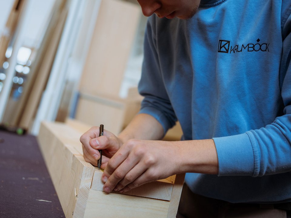 Tischler bearbeitet Holz
