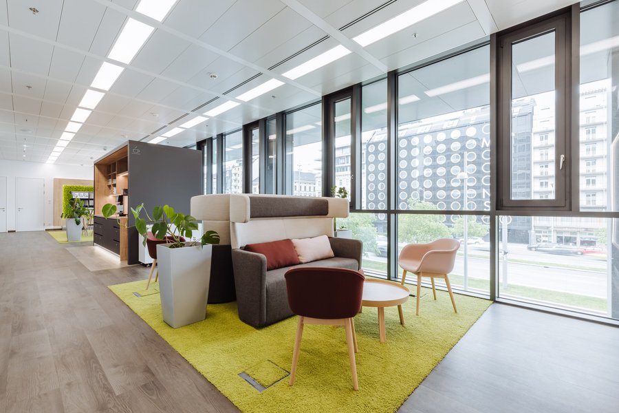 Aufenthaltsbereich in einem Büro mit Sitzmöglichkeiten und kleiner offenen Teeküche