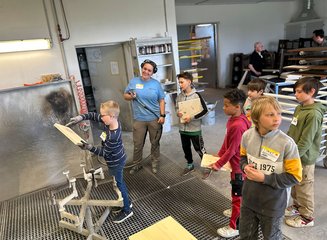 Kinder beim Lackieren von Holz Handwerklicher Besuch der Volksschule Hafnerbach
