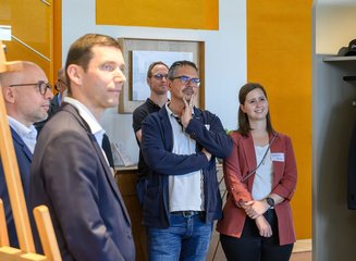 Gäste hören der Präsentation zu Grenzenloser Architektenabend