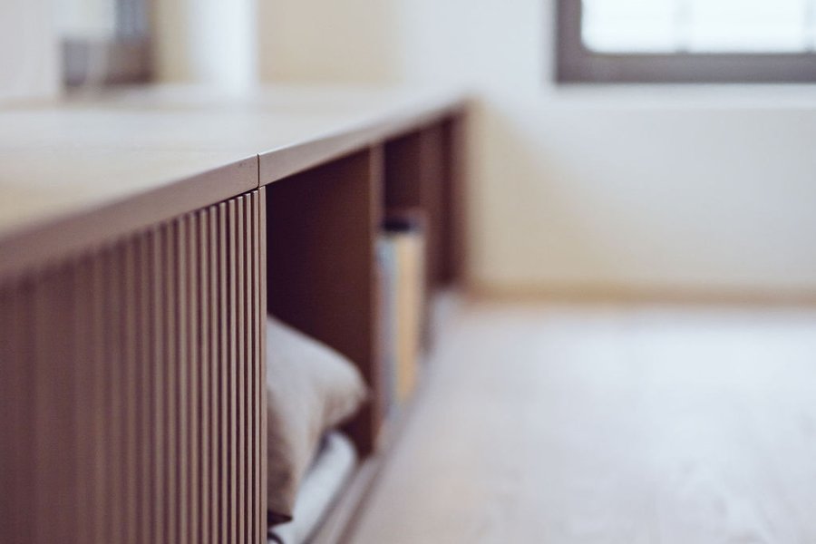 Fensterbank mit Ablage