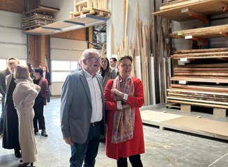 Mehrere Personen in der Werkstatt einer Tischlerei "Wirtschaft und Arbeit im Dialog" zu Gast