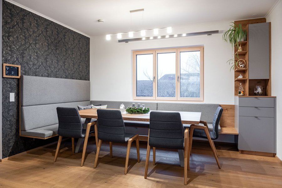 © Wolfgang Stecher/grapple.at Esszimmertisch mit Sitzbank und Sesseln