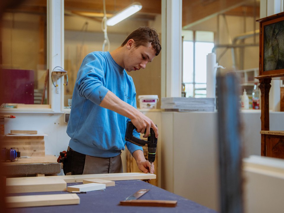 Tischler bearbeitet Holz