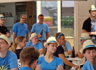 Das Team der Tischlerei Krumböck beim Sommerfest bei gemeinsamen Gesprächen Sommerfest 2025