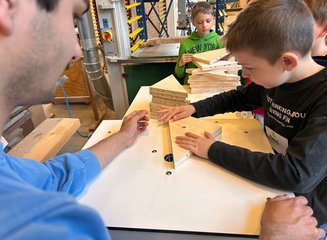 Kind beim Arbeiten mit Holz Handwerklicher Besuch der Volksschule Hafnerbach