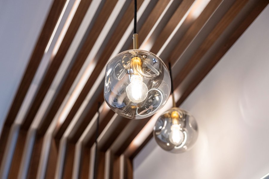 © Wolfgang Stecher/grapple.at Holzlamellenverbau mit Hängeleuchten