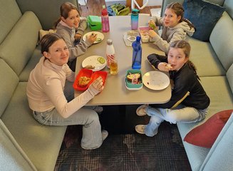 Kinder bei einer gemeinsamen Jause Handwerklicher Besuch der Volksschule Hafnerbach
