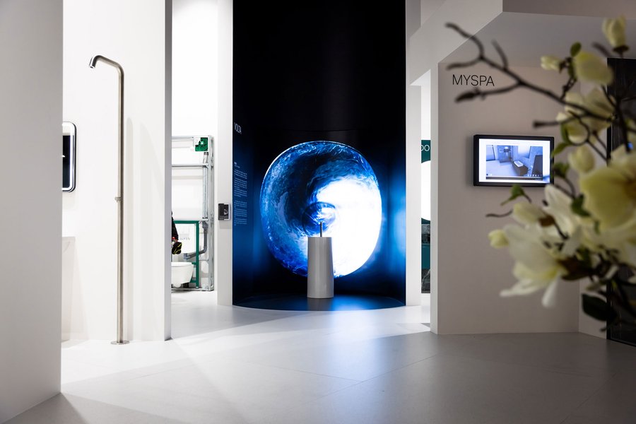 © Kim Culetto Hohes Waschbecken vor einer digitalen Wand mit blauen Effekten