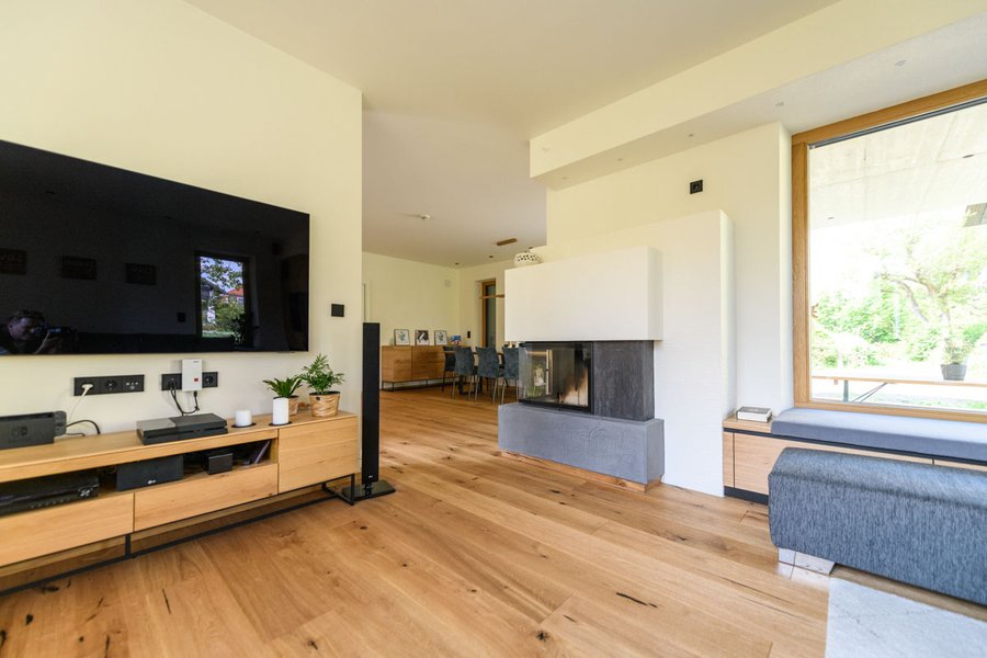 Wohnzimmer mit Fernseher und Fernsehregal