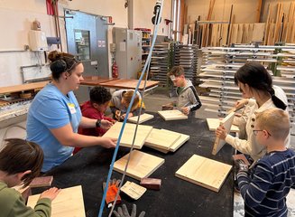 Kinder beim Arbeiten mit Holz Handwerklicher Besuch der Volksschule Hafnerbach