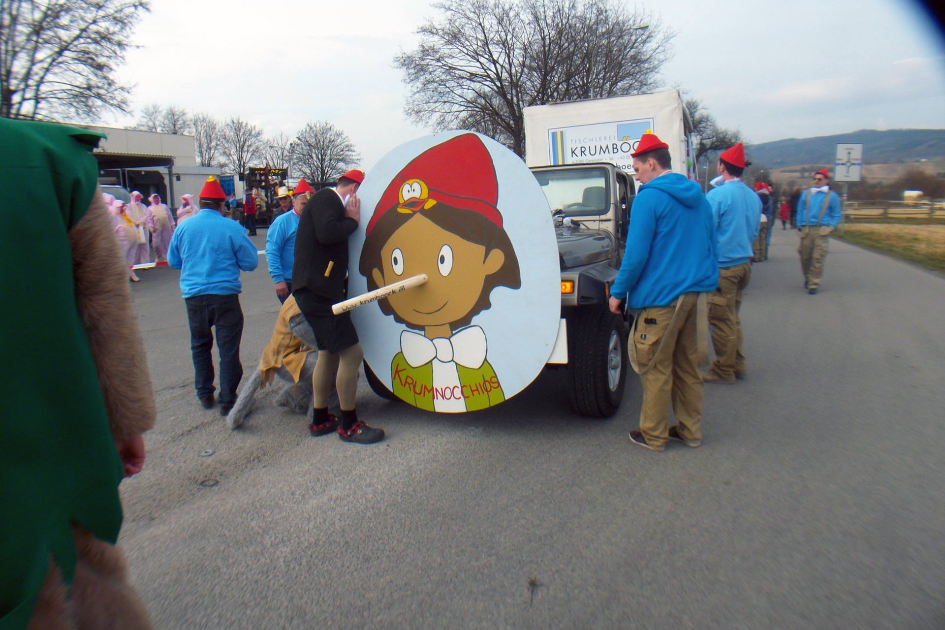 Die Tischler-Pinocchios am Faschingsumzug in Prinzersdorf