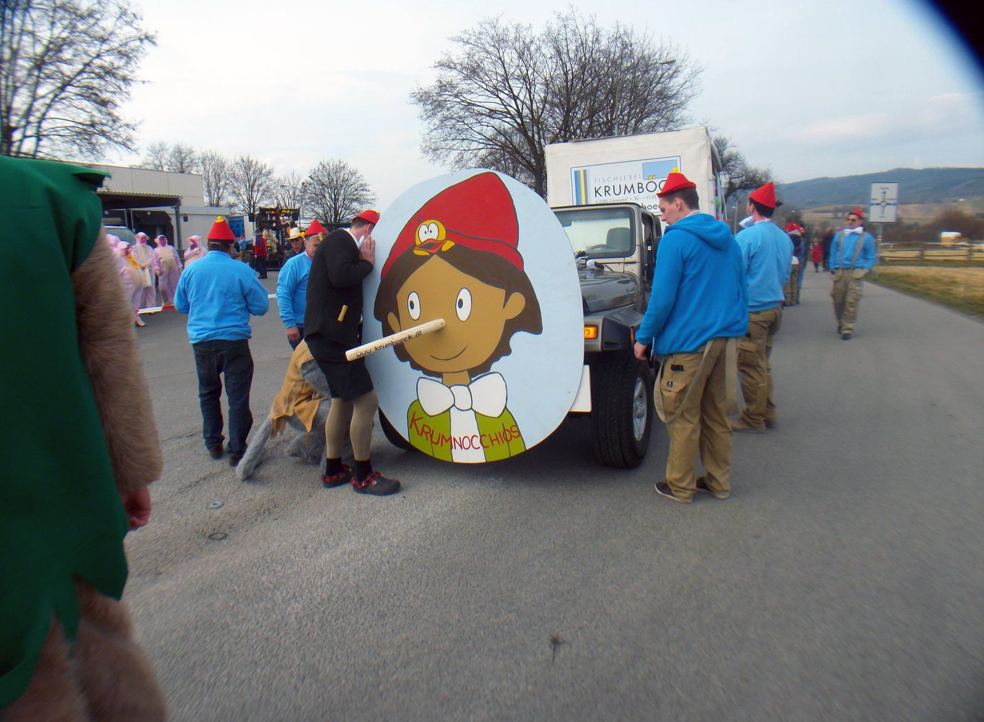 Die Tischler-Pinocchios am Faschingsumzug in Prinzersdorf