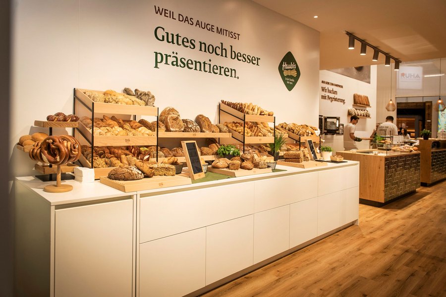 © Stefan Knittl Präsentation von Backwaren auf einem Messestand