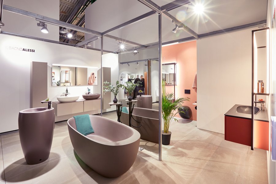 © timo orubolo Messestand von LAUFEN auf der Swissbau mit ausgestellter Badewanne und unterschiedlichen Arten von Waschbecken