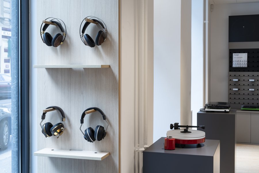 Schauraum des österreichischen HiFi-Herstellers Pro-Ject Audio Systems mit ausgestellten Soundsystemen