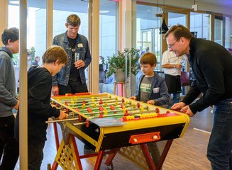 Gäste beim Wuzler spielen Grenzenloser Architektenabend