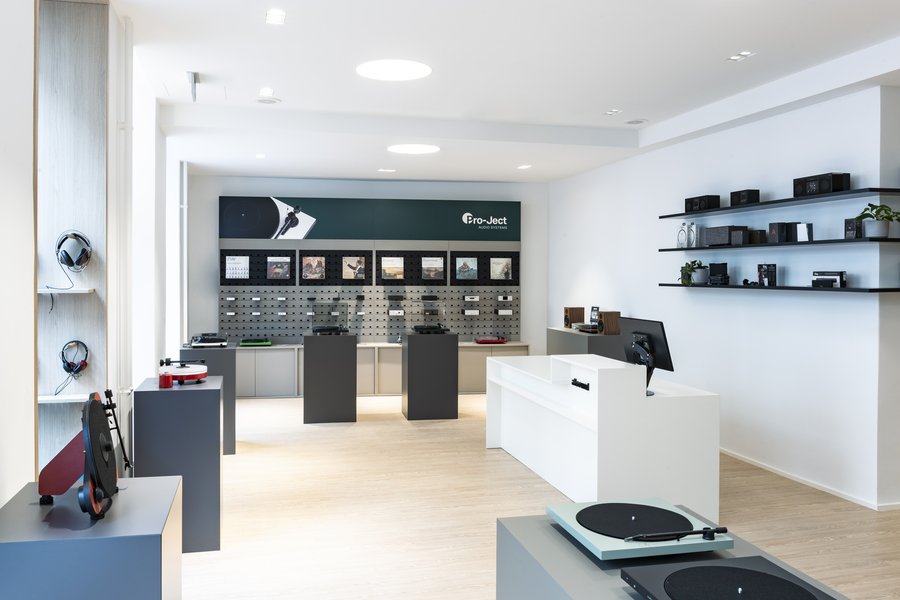 Schauraum des österreichischen HiFi-Herstellers Pro-Ject Audio Systems mit ausgestellten Soundsystemen