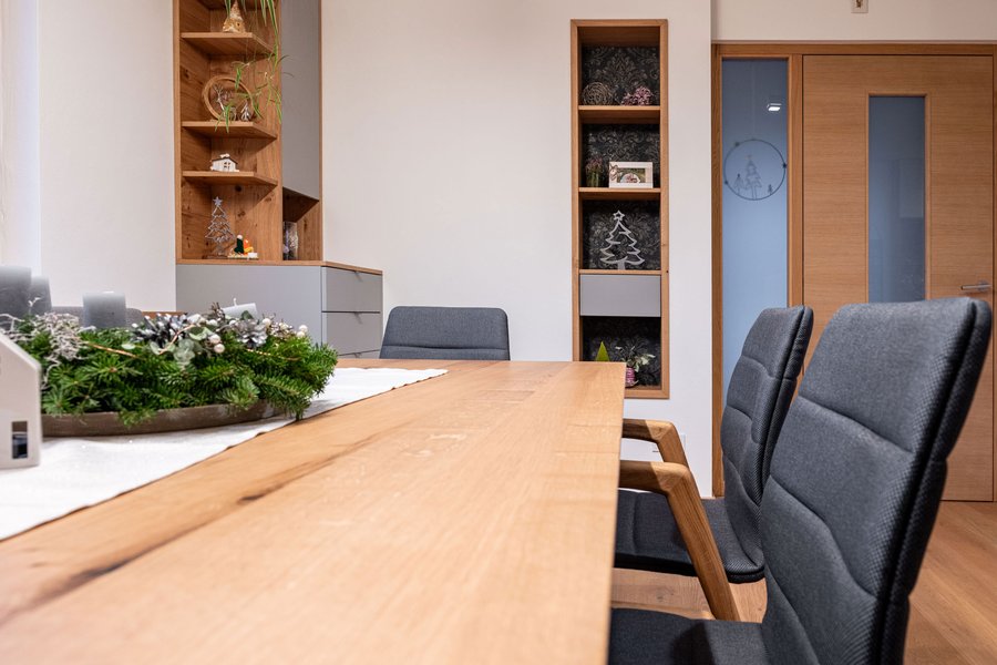 © Wolfgang Stecher/grapple.at Esszimmertisch und Wandregal