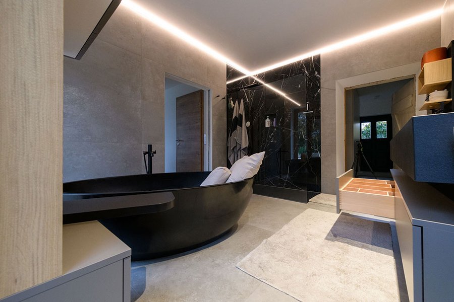 © Wolfgang Stecher/grapple.at Badezimmer in beige und taupe mit Badewanne