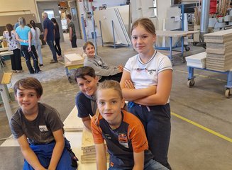 Kinder sitzen in der Werkstatt Volksschule Gerersdorf zu Besuch