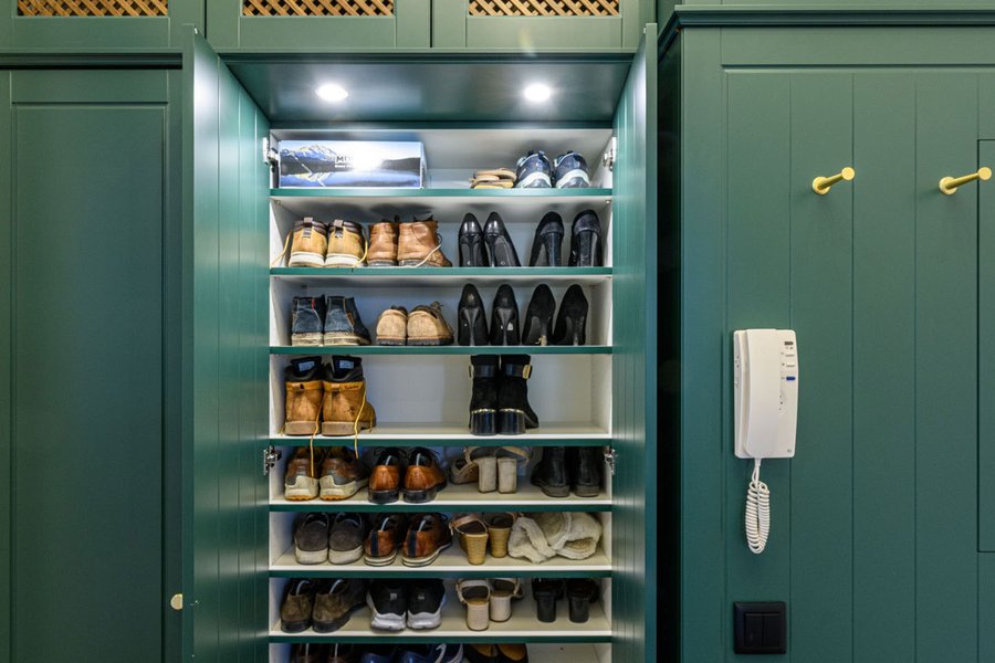 © Wolfgang Stecher/grapple.at einen Schuhkasten im Vorzimmer in dunkelgrün mit geöffneten Türen