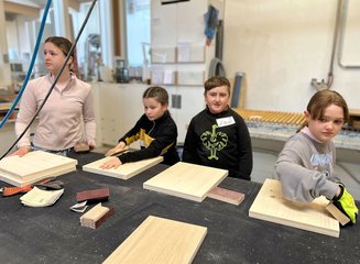 Kinder beim Arbeiten mit Holz Handwerklicher Besuch der Volksschule Hafnerbach