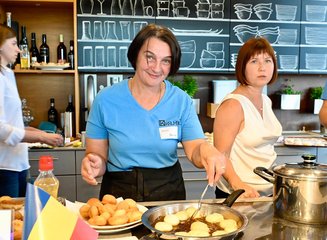 Mitarbeiter:innen beim Essen zubereiten Grenzenloser Architektenabend