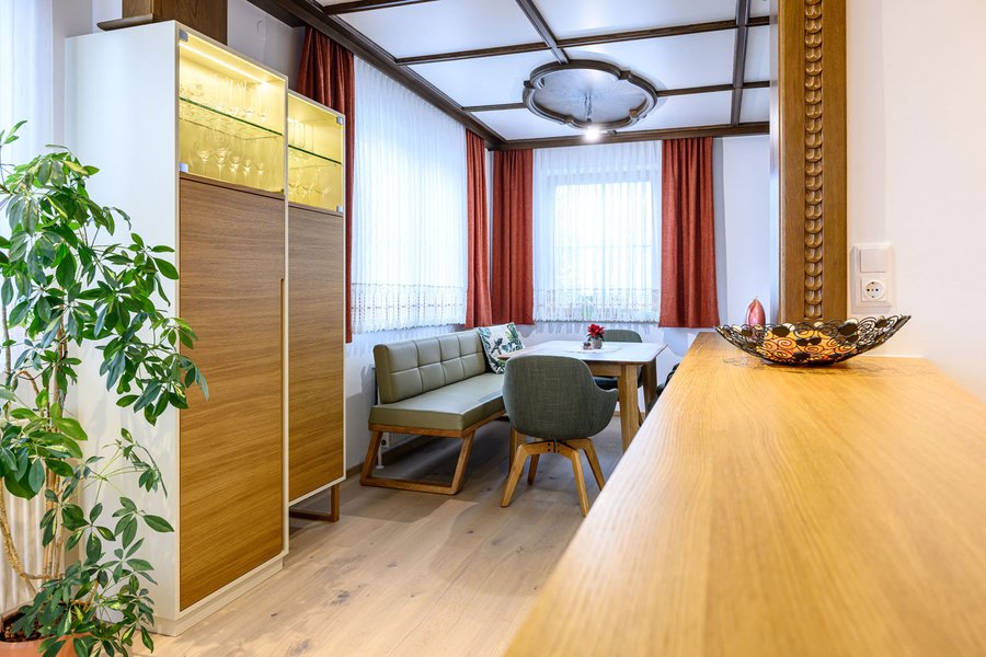 © Wolfgang Stecher/grapple.at Esszimmer mit Tisch und Sesseln sowie einer Bank