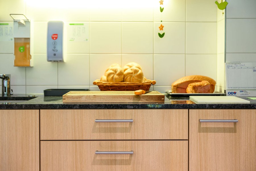 © Wolfgang Stecher/grapple.at Anrichte in Fleischerei mit Brot und Schneidebrett aus Holz
