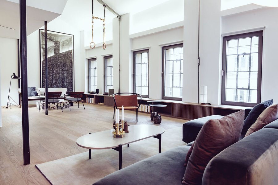 Offenes Wohnzimmer mit Sofa und Couchtisch
