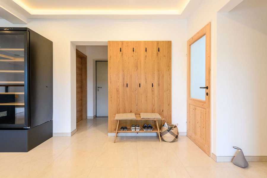 Garderobe im Eingangsbereich eines Präsentationsraumes