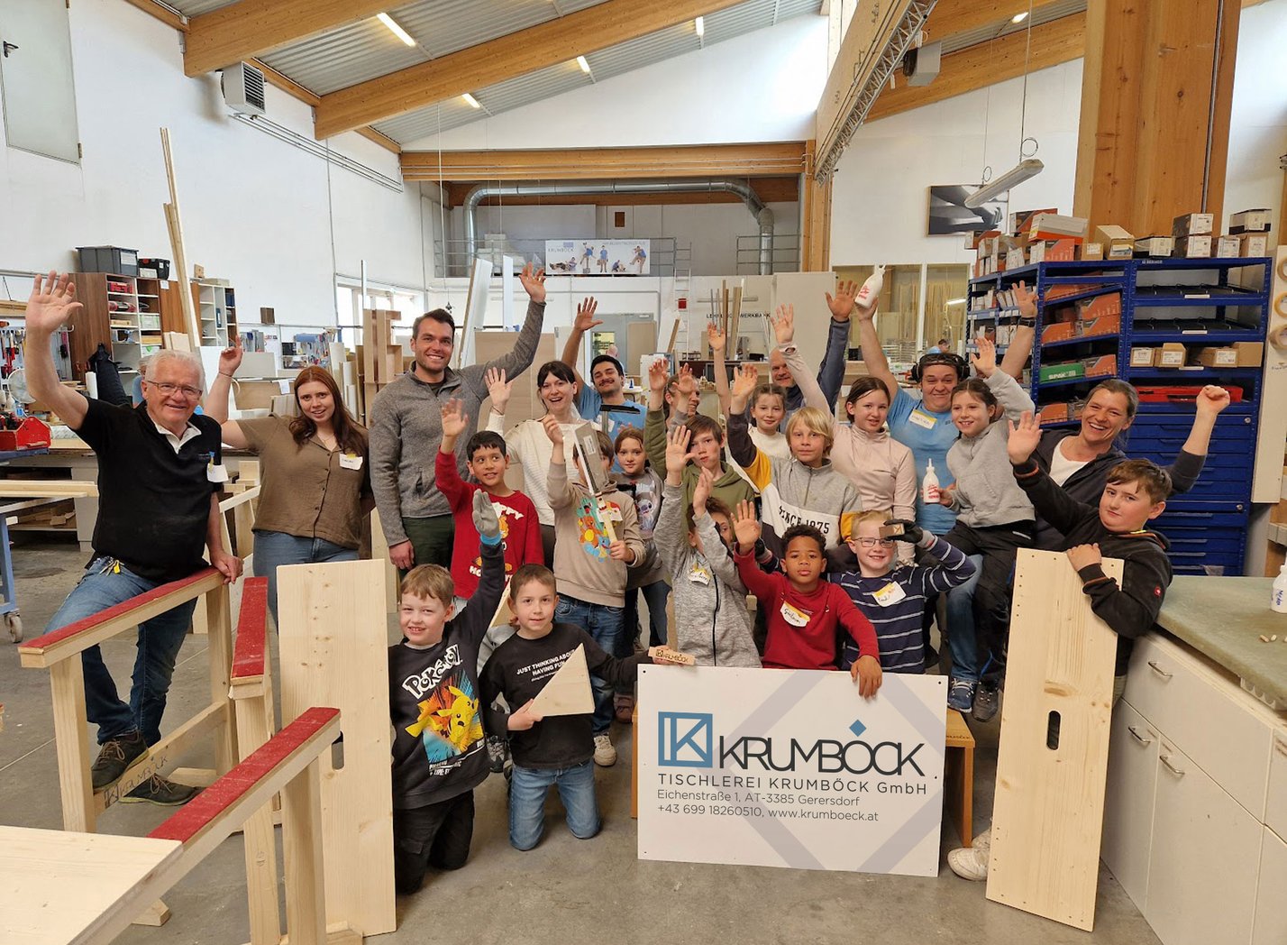 Gruppenfoto in einer Werkstatt