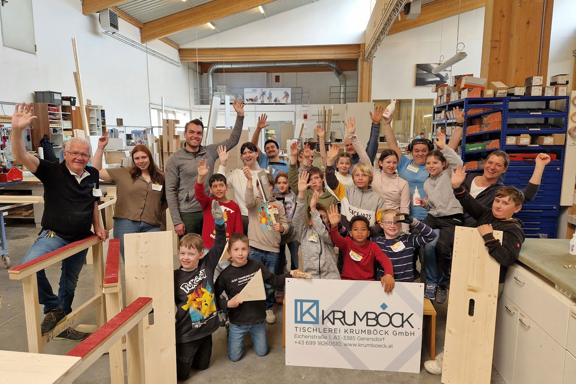 Gruppenfoto in einer Werkstatt
