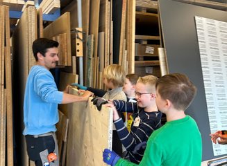 Kinder beim Arbeiten mit Holz Handwerklicher Besuch der Volksschule Hafnerbach