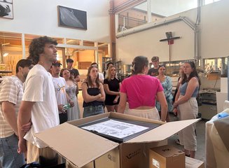 Schüler:innen bei der Besichtigung einer Tischlerei Besuch vom Kolleg für Innenarchitektur