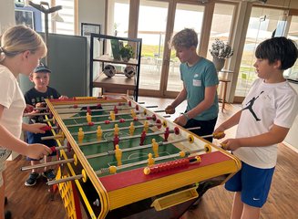 Kinder spielen Tischfußball Ferienspass 2026: Kleine Werkstücke, große Begeisterung