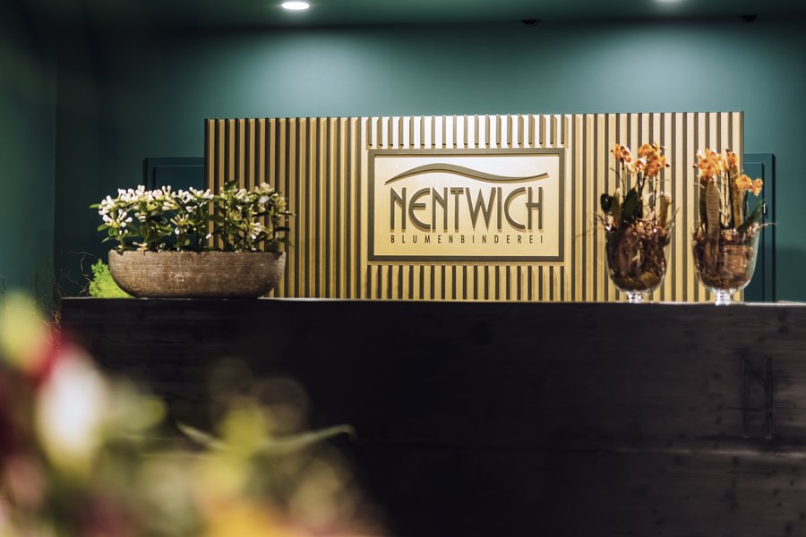 Empfangspult mit Lodo der Firma Nentwich in Holzoptik an der Wand