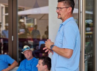 Der Geschäftsführer der Tischlerei Krumböck bei der Ansprache beim Sommerfest Sommerfest 2025