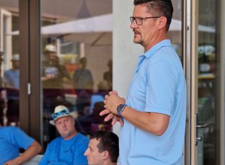 Der Geschäftsführer der Tischlerei Krumböck bei der Ansprache beim Sommerfest Sommerfest 2025